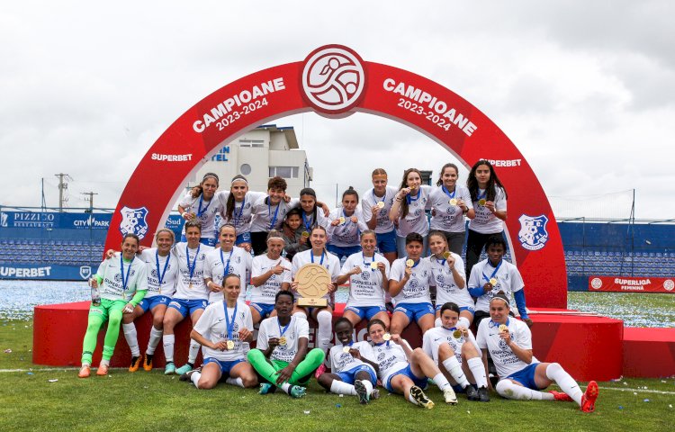 Farul a primit trofeul de campioană la fotbal feminin