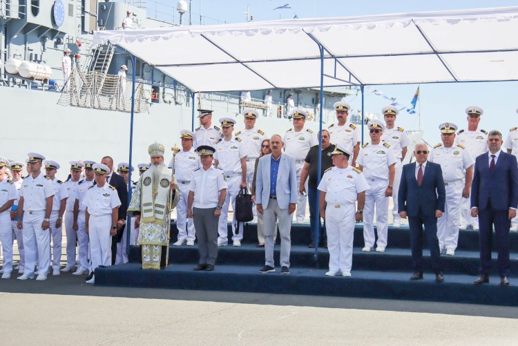 Ministrul apărării naționale, Angel Tîlvăr, alături de prim-ministrul României Marcel Ciolacu, a participat joi, 8 august, în portul militar Constanța, la ceremonia de întoarcere în țară a navei-școală „Mircea”.