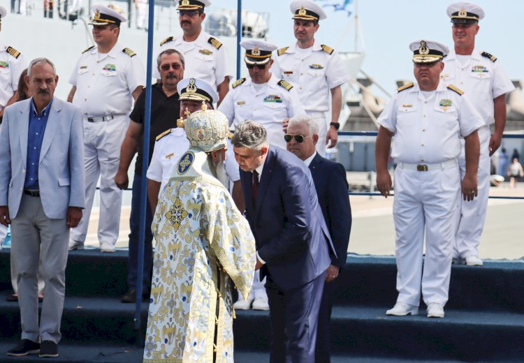 Ministrul apărării naționale, Angel Tîlvăr, alături de prim-ministrul României Marcel Ciolacu, a participat joi, 8 august, în portul militar Constanța, la ceremonia de întoarcere în țară a navei-școală „Mircea”.